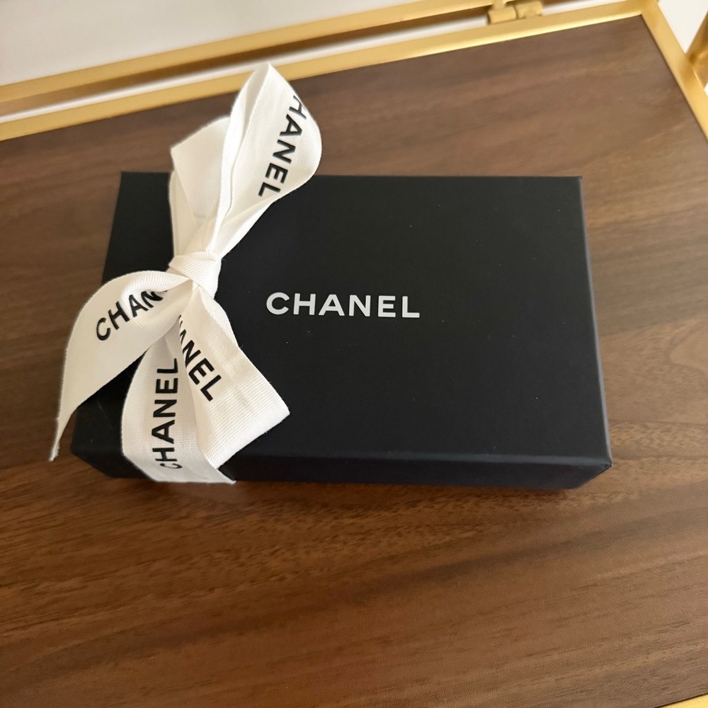 Chanel Small Box with Ribbon - Picture 5 of 5
